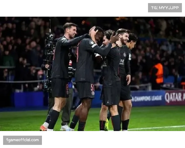 通讯：巴黎王子公园球场，主队球迷在球队被扳平后的瞬间寂静